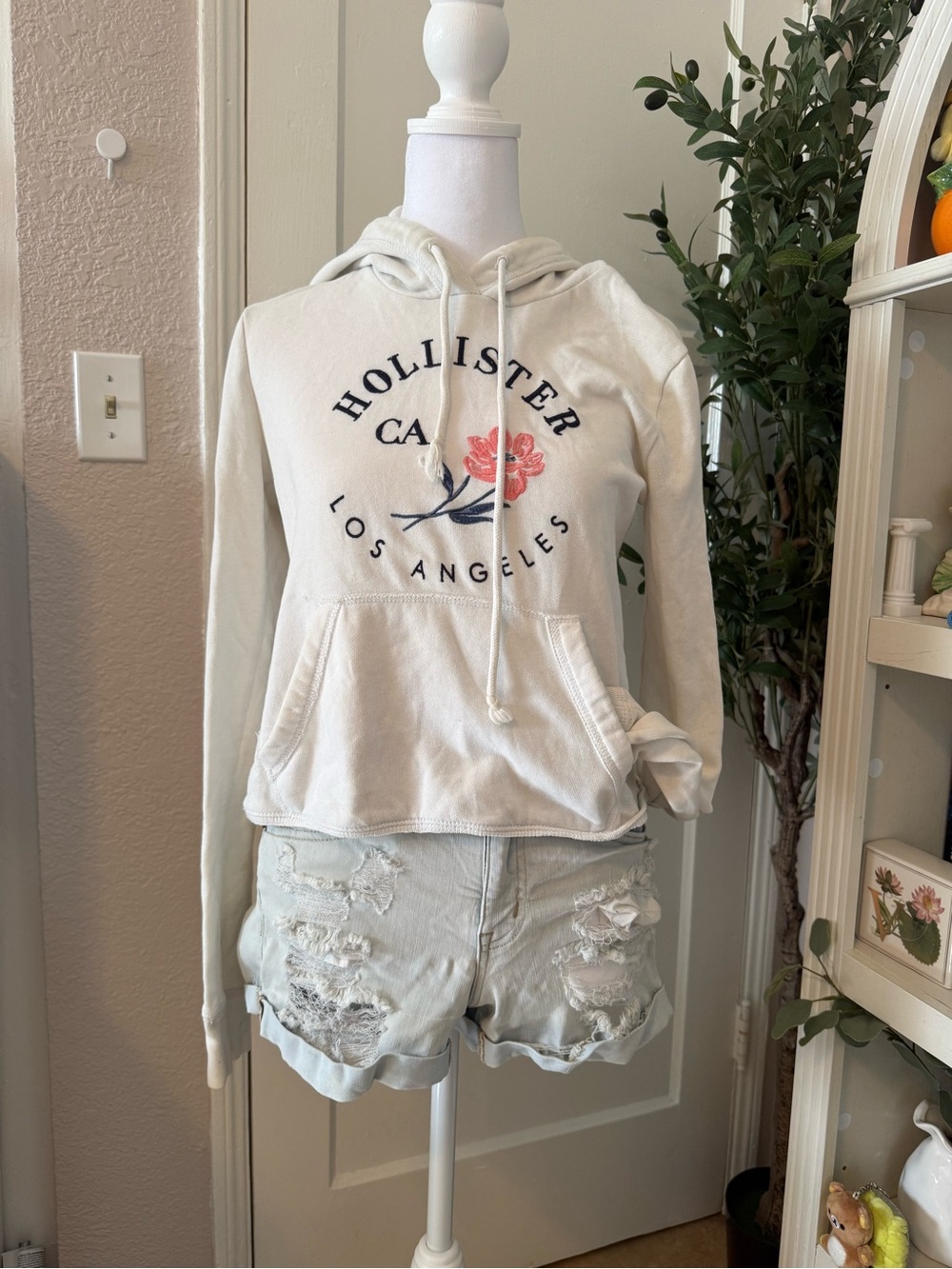 Hollister white cropped hoodie XS